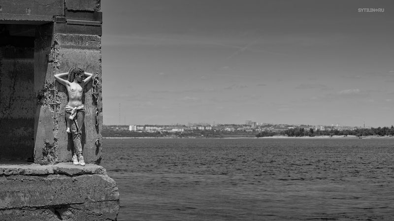 девушка, топлесс, грудь, причал, вода, руины, стоять, молодая, женщина, обнаженная, , photo preview