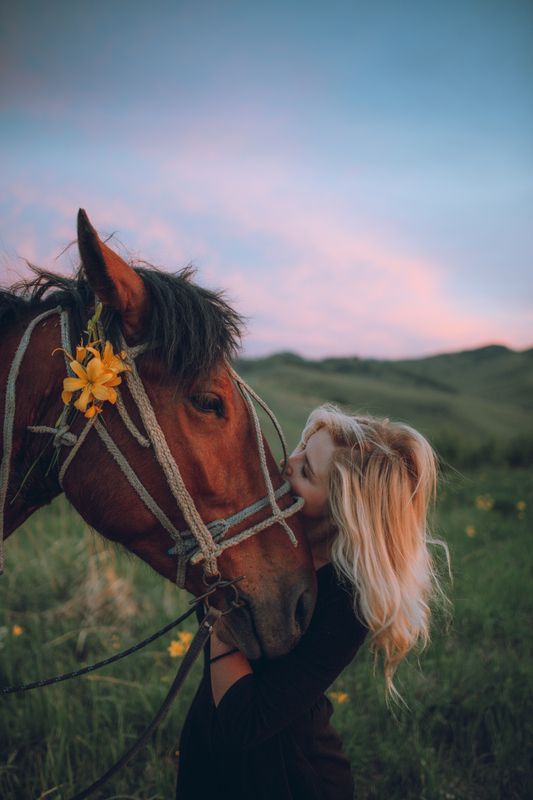 Лошадь, девушка, зелень, закат, цветок, алтай Горный Алтайphoto preview