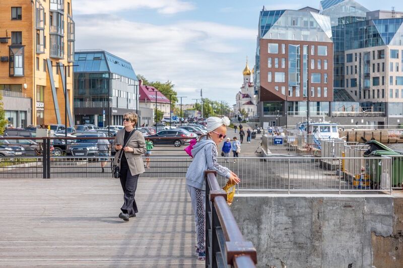 Девочка на прогулке. Архангельскphoto preview