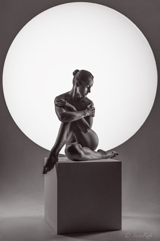 Девушка на кубеphoto preview