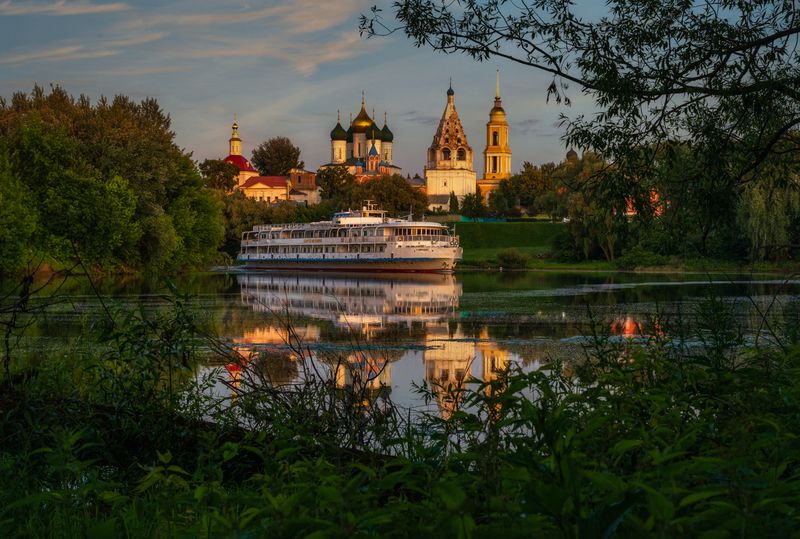 россия, коломна, лето, московская область, храм, церковь, православие, вечер, закат, колокольня, кремль, река, корабль, теплоход Корабликphoto preview