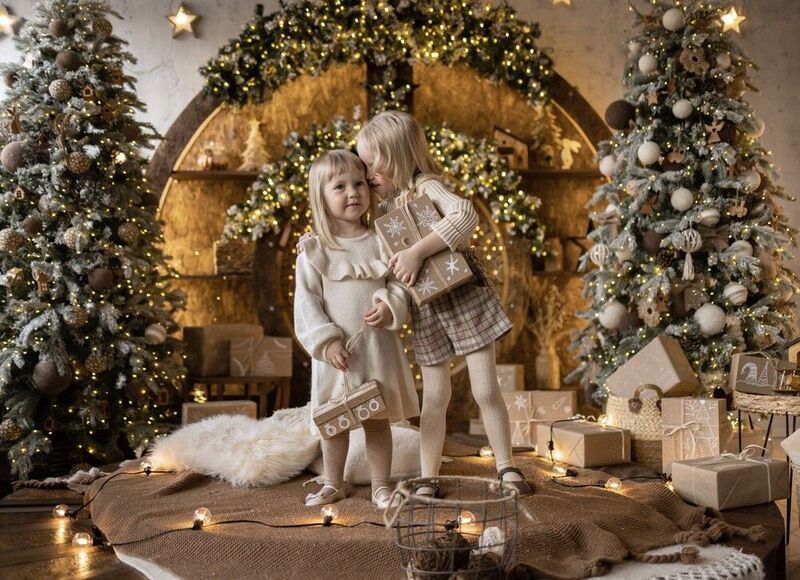 две девочки, светлые волосы, сестры, Новый год, праздник, подарки, наряженные елки В ожидании Нового года фото превью