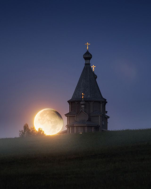 полнолуние, лунное затмение, церковь Сейчас укатится...photo preview