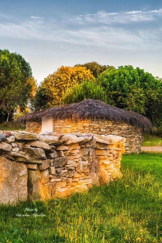 #природа #искусствожизни #традиции #деревня #свет #история #ruralheritage #naturephotography #sunsetlight #oldarchitecture #landscapephotography #rusticvibes Природный уют: как выглядела простота...photo preview