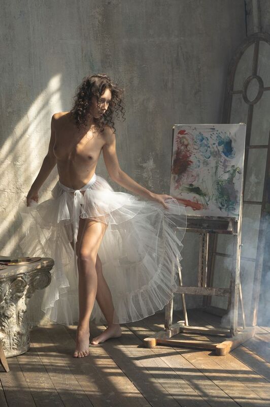 Настя позирует художнику на фоне его рабочего места. Так получилось, что он отошёл отрыть форточкуphoto preview