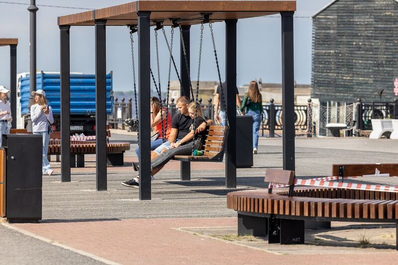 Романтические качели на набережной Северной Двиныphoto preview