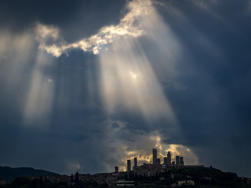 италия, сан-джиминьяно, тоскана, свет, небо, лучи, город Божественный свет Сан-Джиминьяноphoto preview