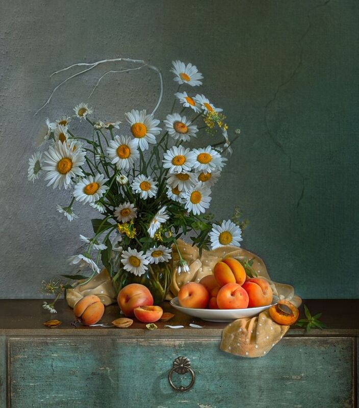 натюрморт, art_photo, цветы, ромашки, абрикосы, фото на окне, фото на телефон Абрикосы поспелиphoto preview