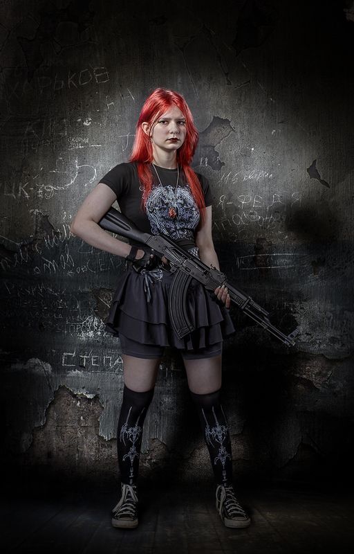 девочка, автомат калашникова, увеличенный магазин. Девочка с автоматом...photo preview