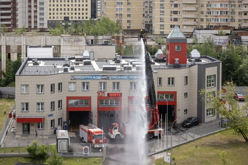 Пожарные проверяют работу оборудованияphoto preview