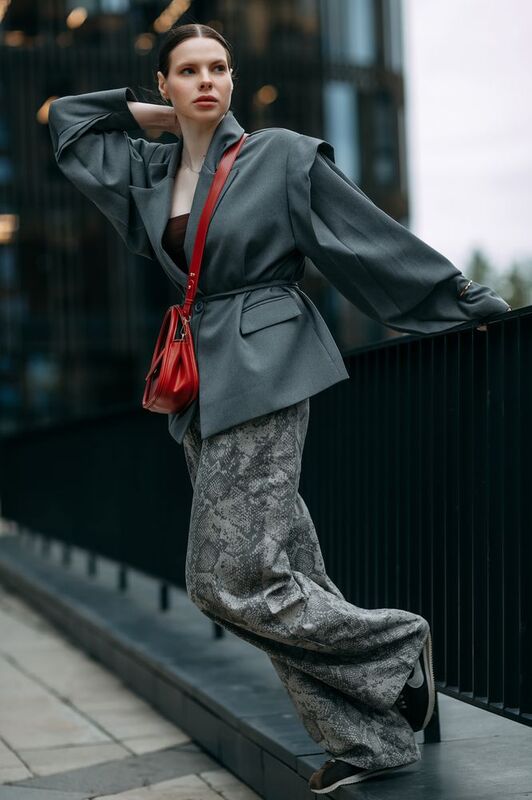 молодая девушка, городской стиль, дворы, на открытом воздухе Аннаphoto preview