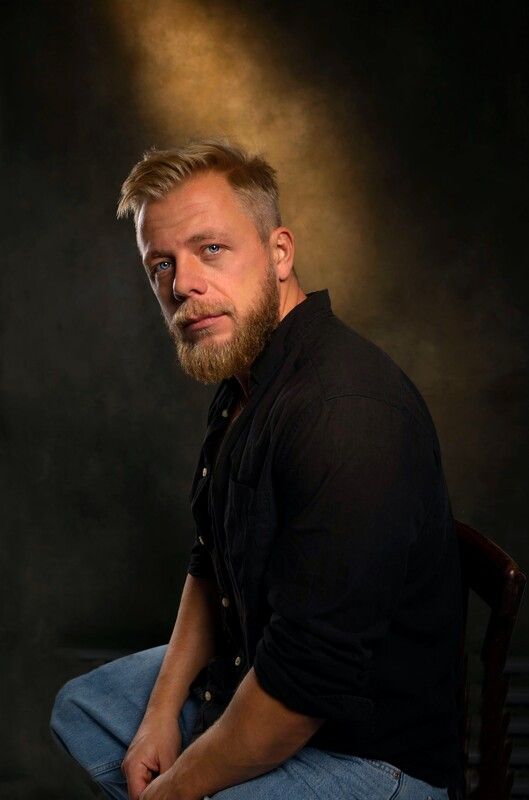 мужчина, голубые глаза, черная рубашка, студия, портрет Без словphoto preview