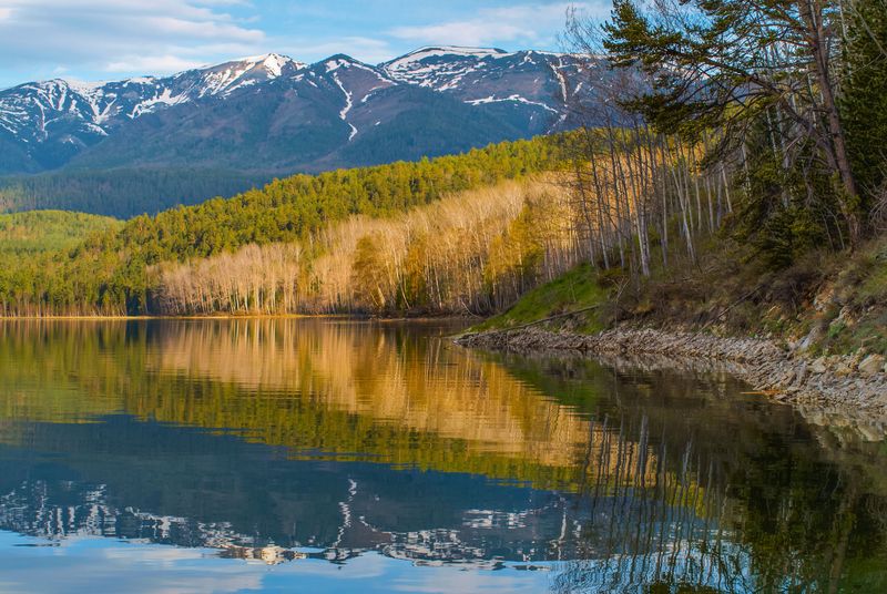 горы озеро пейзаж облака отражение утро весна Утро фото превью