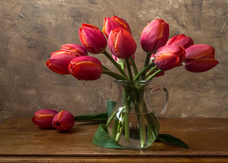 Тюльпаны в стеклянном кувшине.photo preview