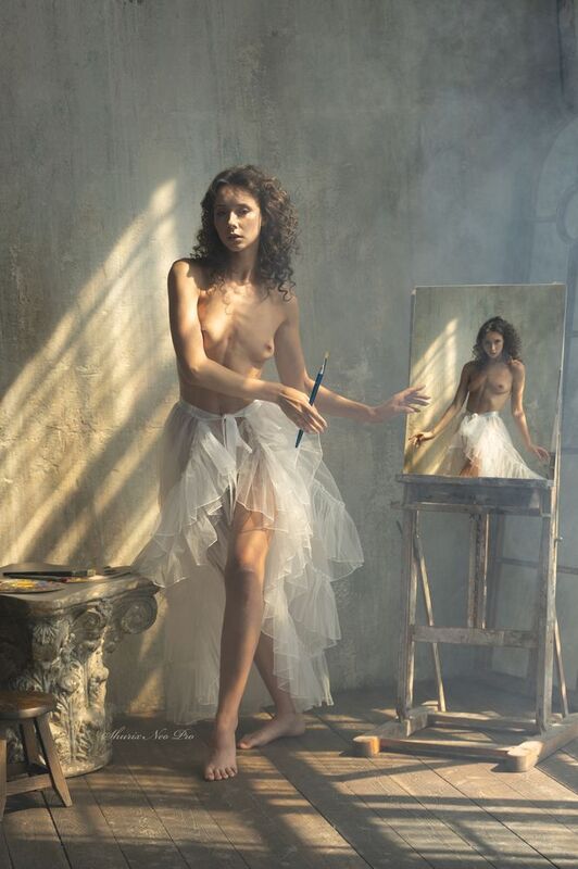 Автопортрет художницы через два зеркалаphoto preview