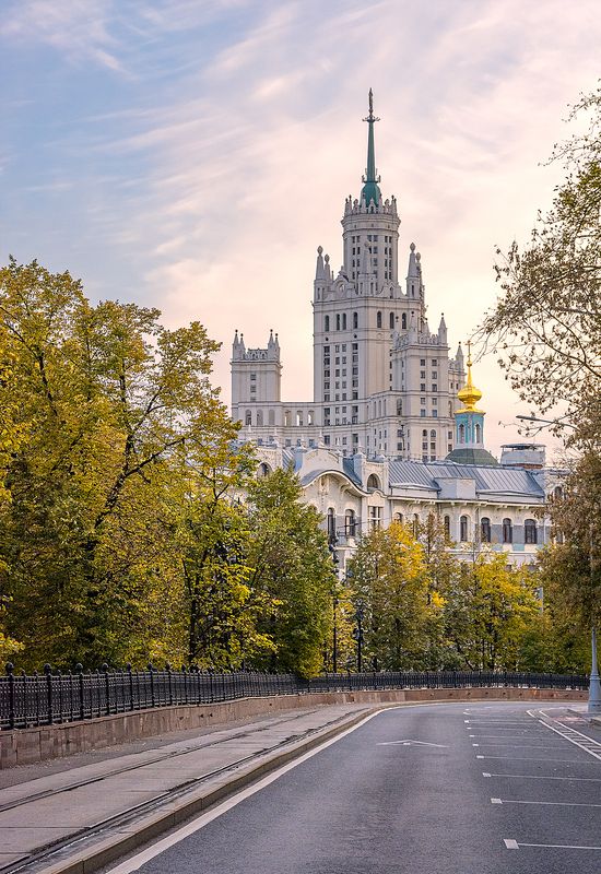 москва, городской пейзаж, небоскреб, сталинская высотка, яузский бульвар, бульварное кольцо, архитектура, 1950х, пустая улица, вечерний город, закат, краски неба, осень, золото, панорама, желтый, желтые листья, moscow, cityscape, skyscraper, stalin, boule Дыхание осениphoto preview