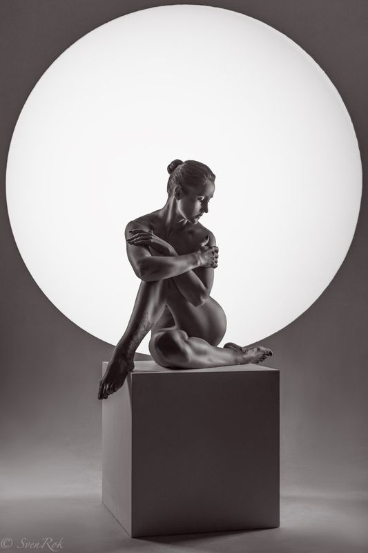 Девушка на кубеphoto preview