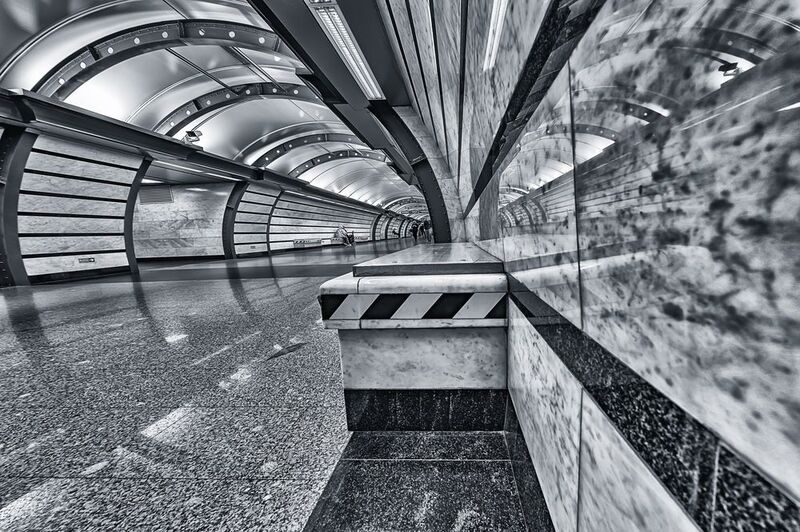 метро станция интерьер подземка переход отражения чёрно белое Отраженияphoto preview
