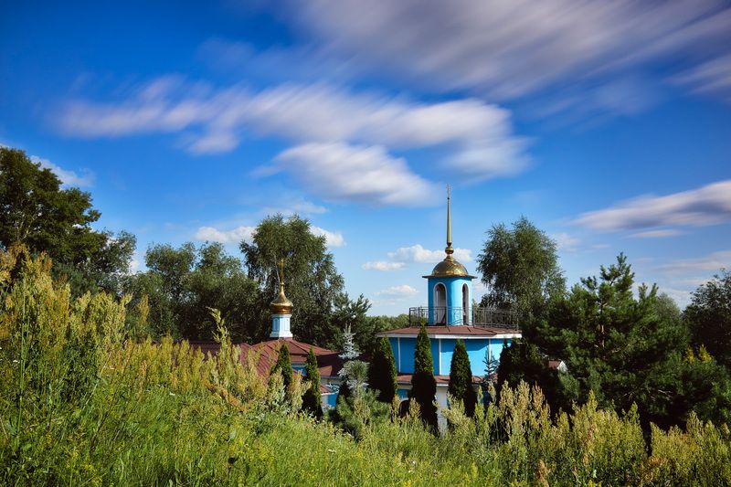 церковь, лето, небо Вид на церковь летним днем фото превью