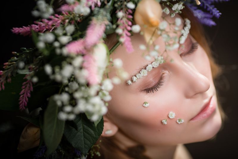 девушка с венком, венок на голове, венок, цветы ***photo preview