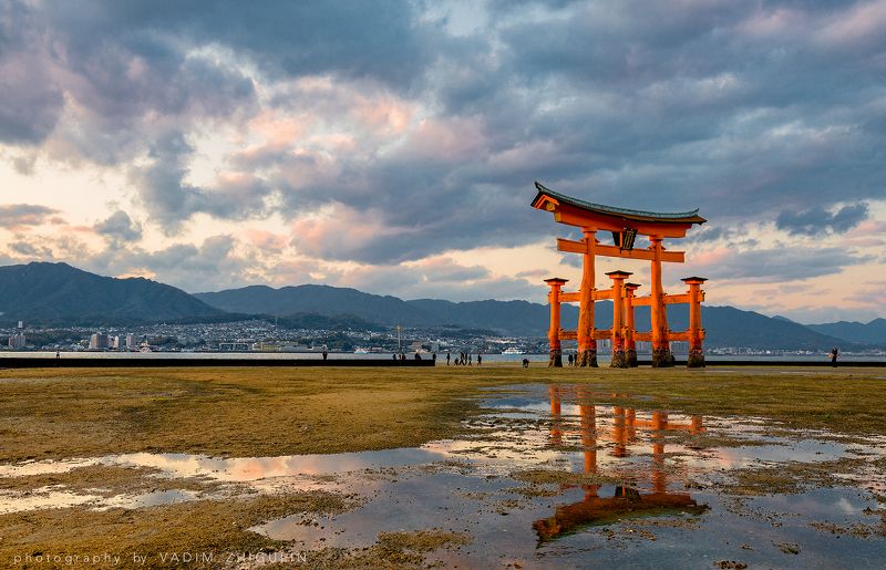 Закат на Миядзиме во время отливаphoto preview