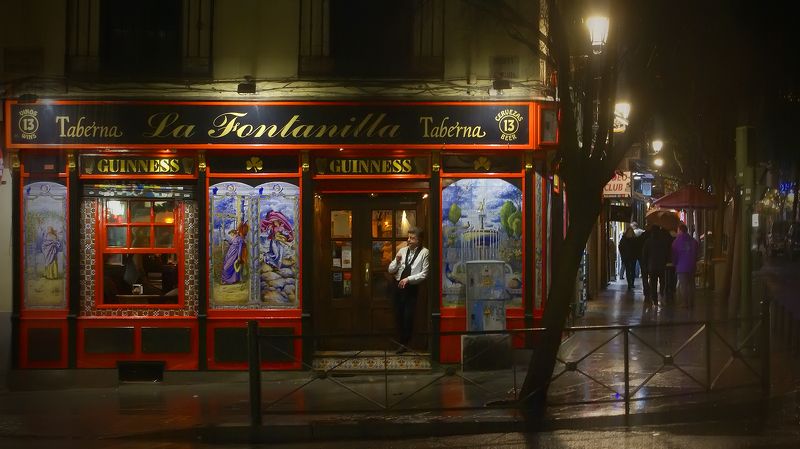 Испания Мадрид, 02.01.2016 Calle de la Cava Baja  Зимний вечер в Мадридеphoto preview