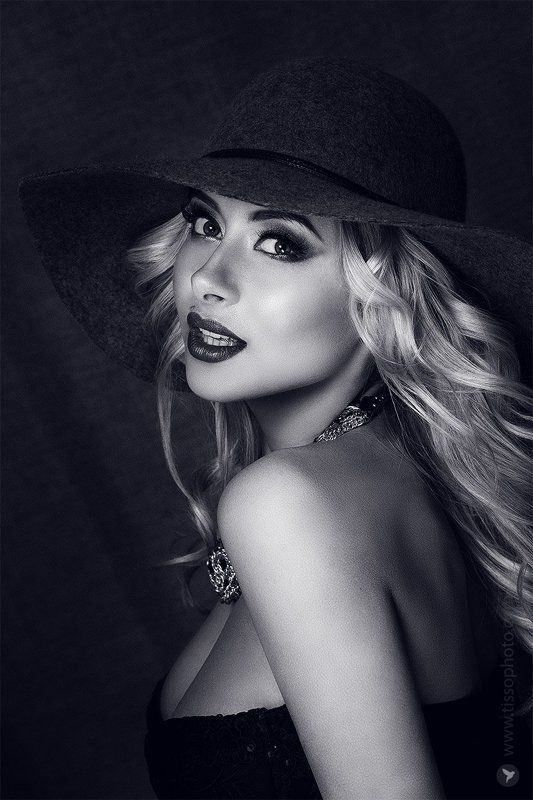 Портрет, девушка, лицо, красота, взгляд, украшения, глаза Виктория photo preview