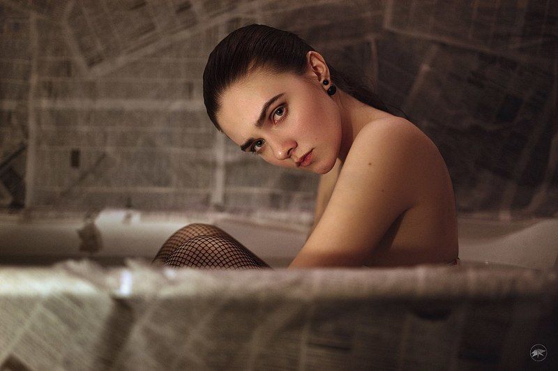 девушка, ванна, ванная, вода, свет, конфетти, газета, чулки, сигарета we are water фото превью