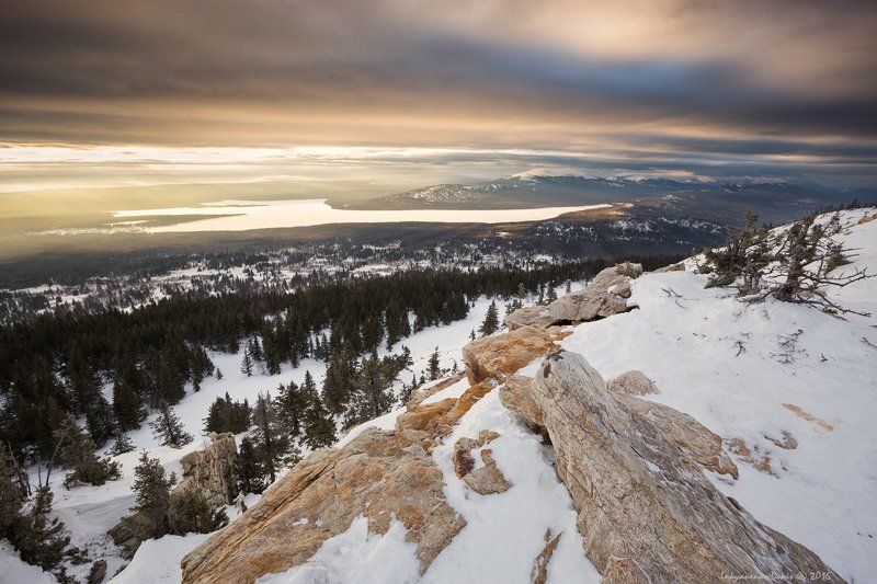 2016, зима, урал, горы, озеро, рассвет, утро, снег, свет, небо, облака, деревья, лес Золото Зюраткуляphoto preview