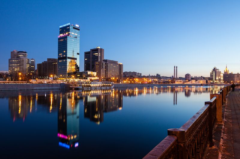 Москва, архитектура, город, пейзаж, городской, река, Россия, набережная, небоскребы, Сити, современный, финансы, экономика, утро, небо, синее, сумерки, огни, подсветка Комплекс Международного Торгового Центраphoto preview