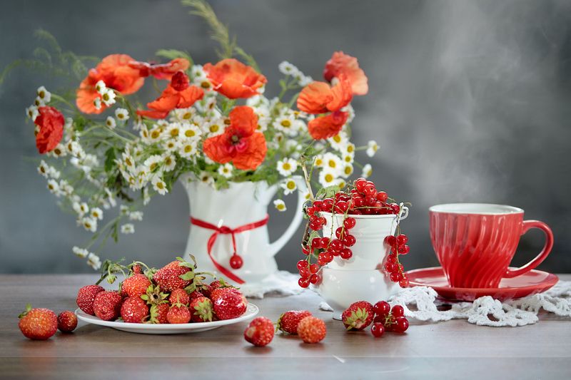 ягоды, клубника, смородина, цветы, букет, ромашки, маки, к Ягодныйphoto preview