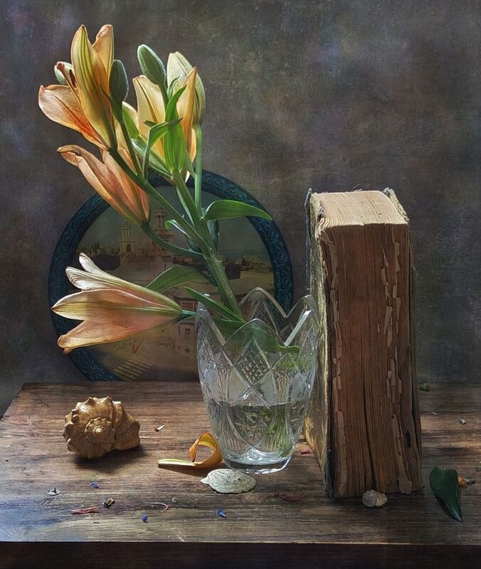 лилия, ваза, книга С лилиямиphoto preview