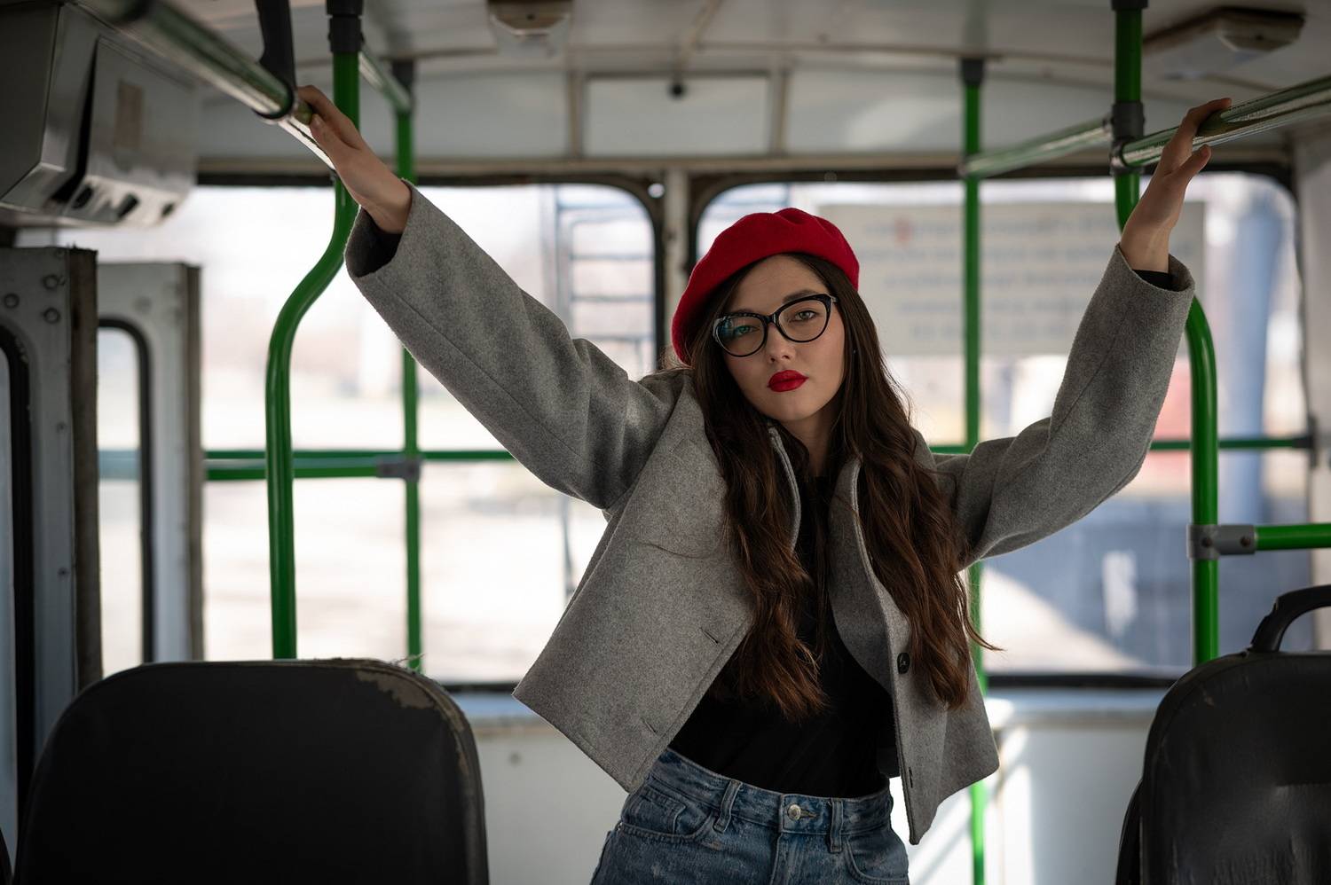 троллейбус, транспорт, автобус, маршрутка, город, берет, шапочка, очки, модель, азиатка, ногайцы, Арсен Алабердов