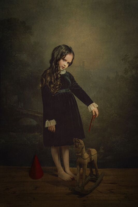 портрет милая девочка Соня и лошадкаphoto preview