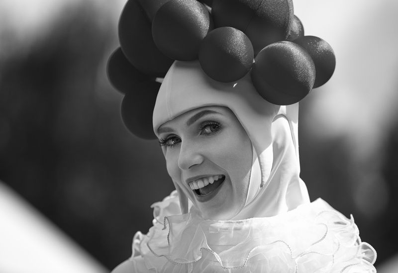 чб фото, уличный женский портрет, чб женский портрет, эмоции, уличные артисты, городские картинки, праздник в городе Уличные артисты. Уличный ч/б женский портретphoto preview