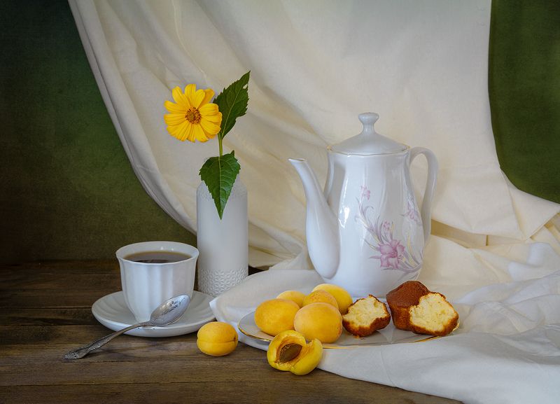 абрикосы, чайник, чашка, блюдце, чайная ложка,кексы, цветок photo preview
