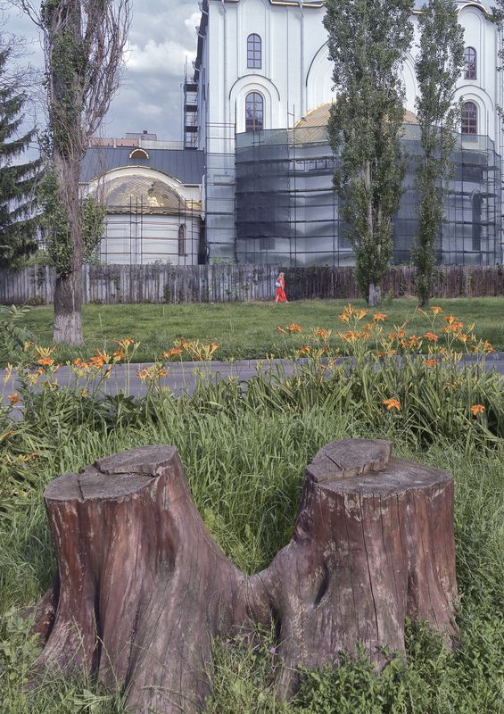 Женщина в красном платьеphoto preview