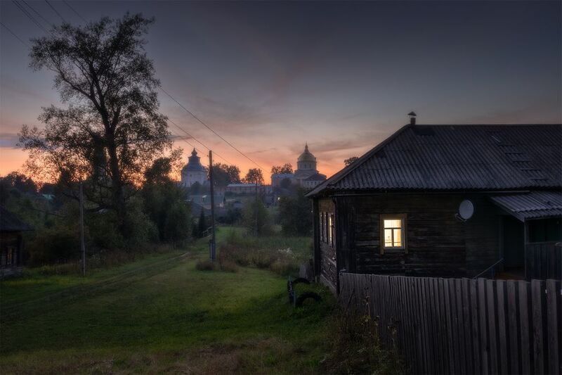 вечер, село, свет в окне, лето Вечер в селе фото превью