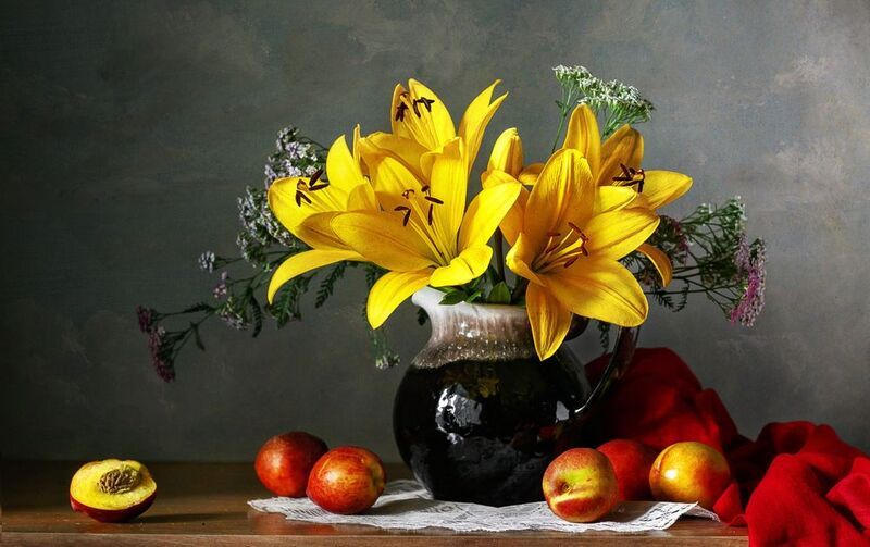 С желтыми лилиямиphoto preview