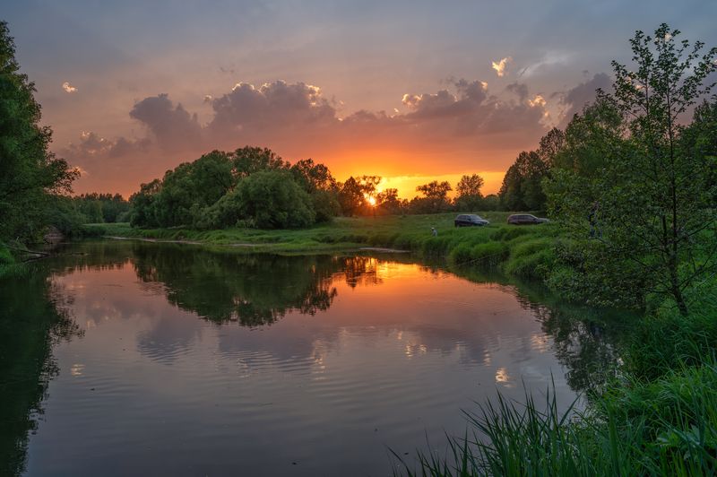вечер,закат,река,солнце,свет,отражение,берег,рыбаки,небо,облака на закатеphoto preview