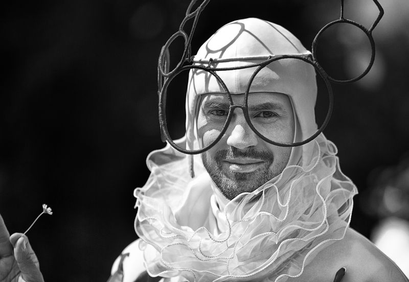 чб фото, уличный  чб/мужской портрет, уличные артисты, городские картинки, праздник в городе Уличные артисты. Уличный мужской портретphoto preview