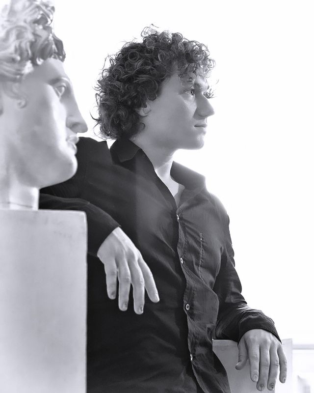 скульптура, скульптор, курчавый, юноша, мужчина, кудри, жест, черно-белое, портрет, мужской портрет, sculpture, sculptor, curly, young man, man, curls, gesture, black and white, portrait, male portrait, bnw The sculptor\'s viewphoto preview