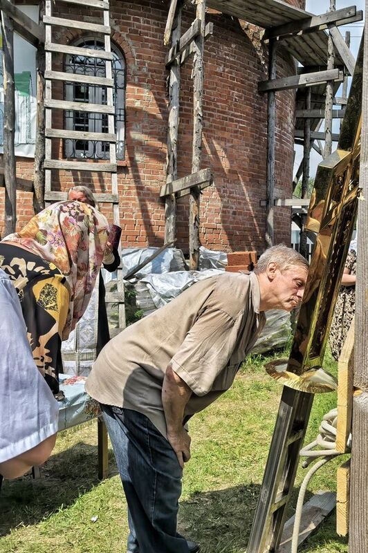 Прикладывание ко кресту перед его установкой на Троицкую церковь в д. Илькиноphoto preview