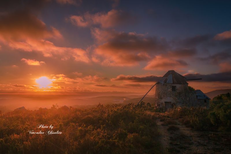 #горы #путешествие #тишина #landscapeescape #mountainadventure #sunsetvalley #goldenhourglow #naturelight Горы не спрашивают, зачем ты пришёл. Они просто принимают..photo preview