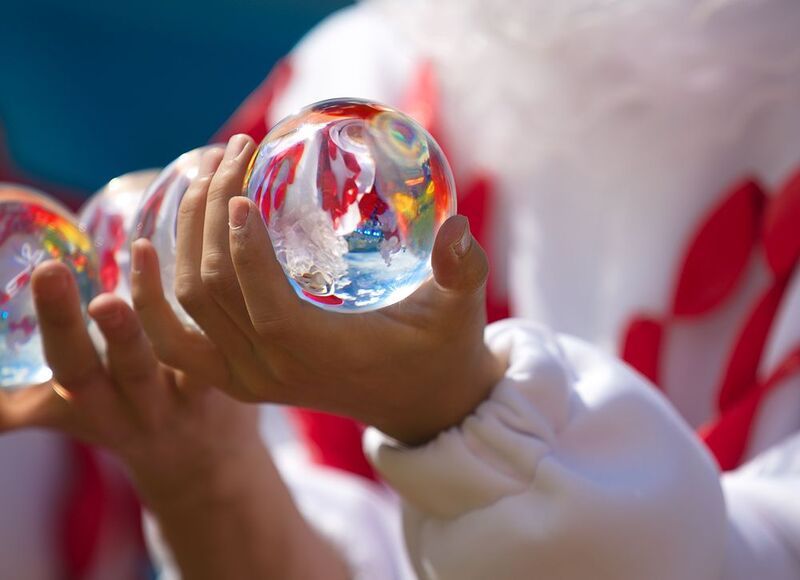 городские картинки, уличные артисты, цвет красный и белый Уличные артистыphoto preview