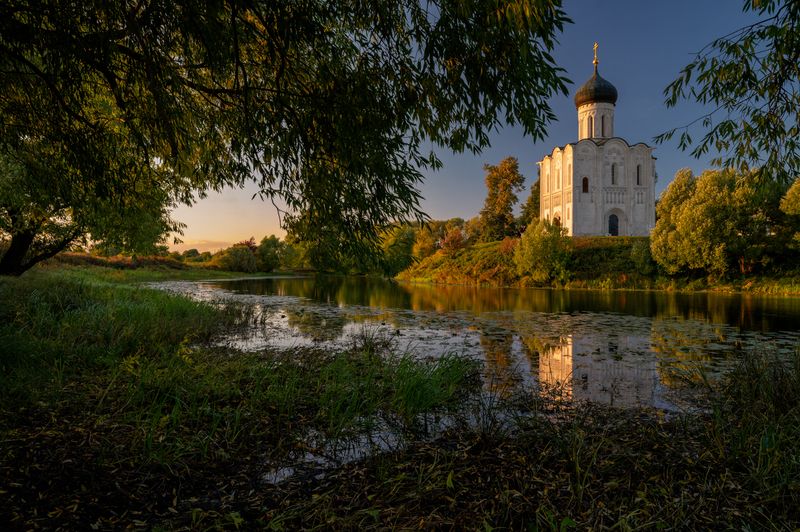 вечер, закат, храм, боголюбово, храм покрова на нерли, владимирская область, россия, осень, православие Храм у прудаphoto preview