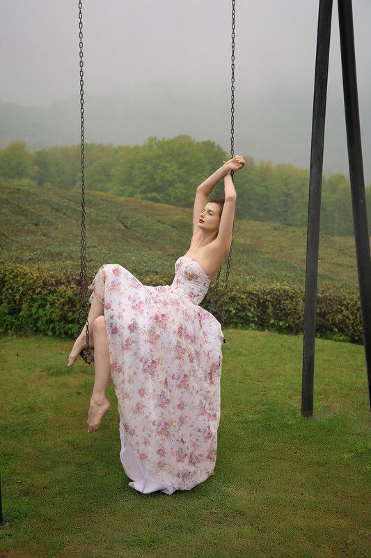 тетка в кустахphoto preview