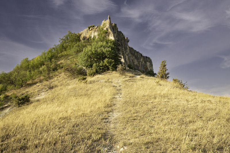 Россия, Крым, Бахчисарайский район, пещерный город Тепе-Кермен, Тепе-Кермен Вид на Тепе-Кермен фото превью