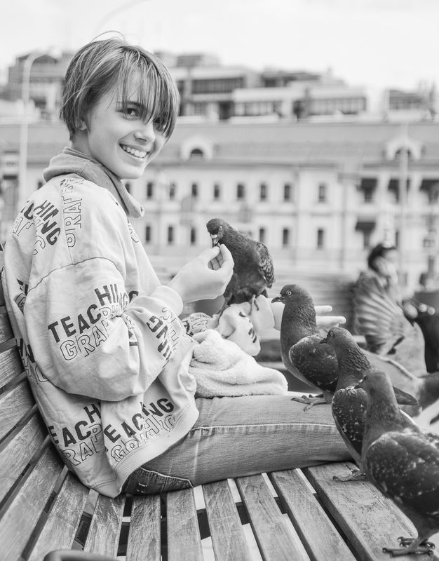 детство, эмоциональный портрет, девочка, подросток, радость, голуби, кормить голубей, городской портрет, детский портрет, портрет в городской среде, лето в городе, тинейджер, childhood, emotional portrait, girl, teenager, joy, pigeons, feeding pigeons, ur Queen of dovesphoto preview