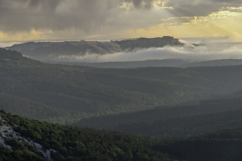 Россия, Крым, Бахчисарайский район, Тепе-Кермен, На рассвете. Вид со стороны пещерного города Тепе-Кермен. фото превью